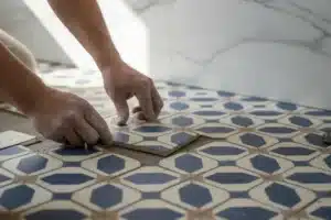 Carreaux de ciment dans une salle de bain : un style authentique