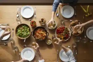 Hauteur table à manger : conseils pour ne plus jamais se tromper