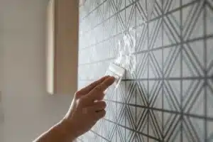 Papier peint cuisine : le guide complet pour oser la tendance sans faux pas