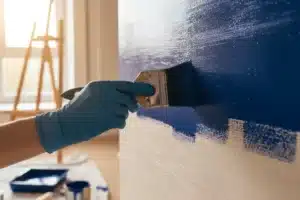 Peindre sur du papier peint ​: astuces de décorateurs