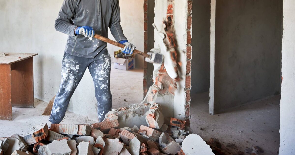 un ouvrier découvre 400 000 € derrière un mur, mais sa chance tourne très rapidement